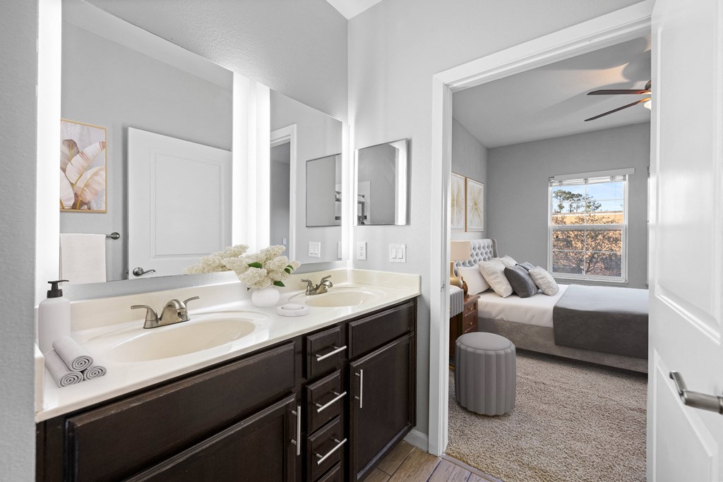 A view of the ensuite bathroom