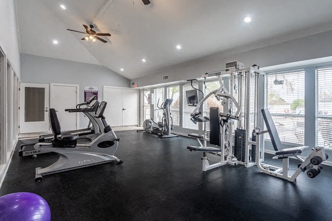 the gym at the monarch luxury apartments