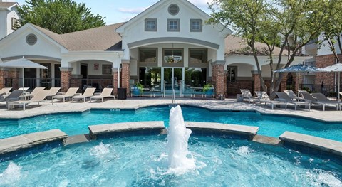 A large pool with a fountain in the middle of it.