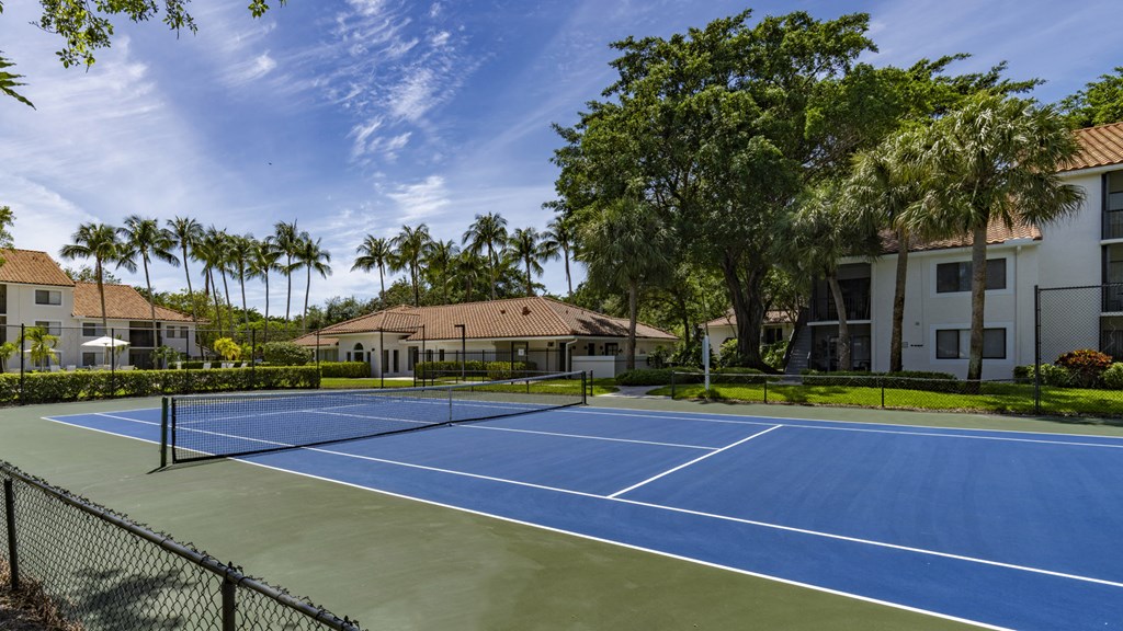 tennis court at the preserve at ballantyne commons apartments fl