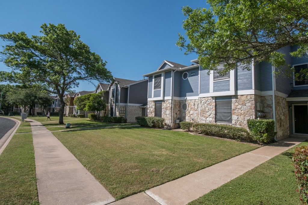 Lush Green Courtyard With Walking Paths at The Robinson on Melrose, Austin