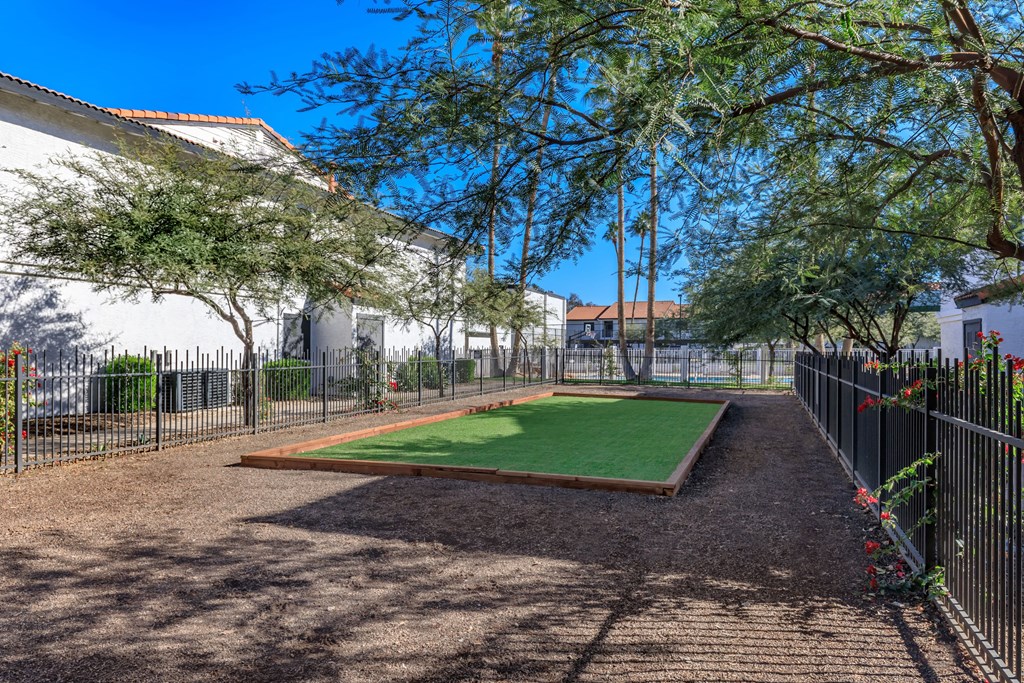 additional photo for property listing at chic digs with room to stretch out in the village 22 car