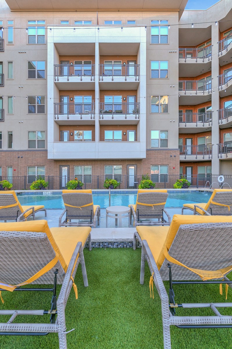 uptown dallas apartments with a pool