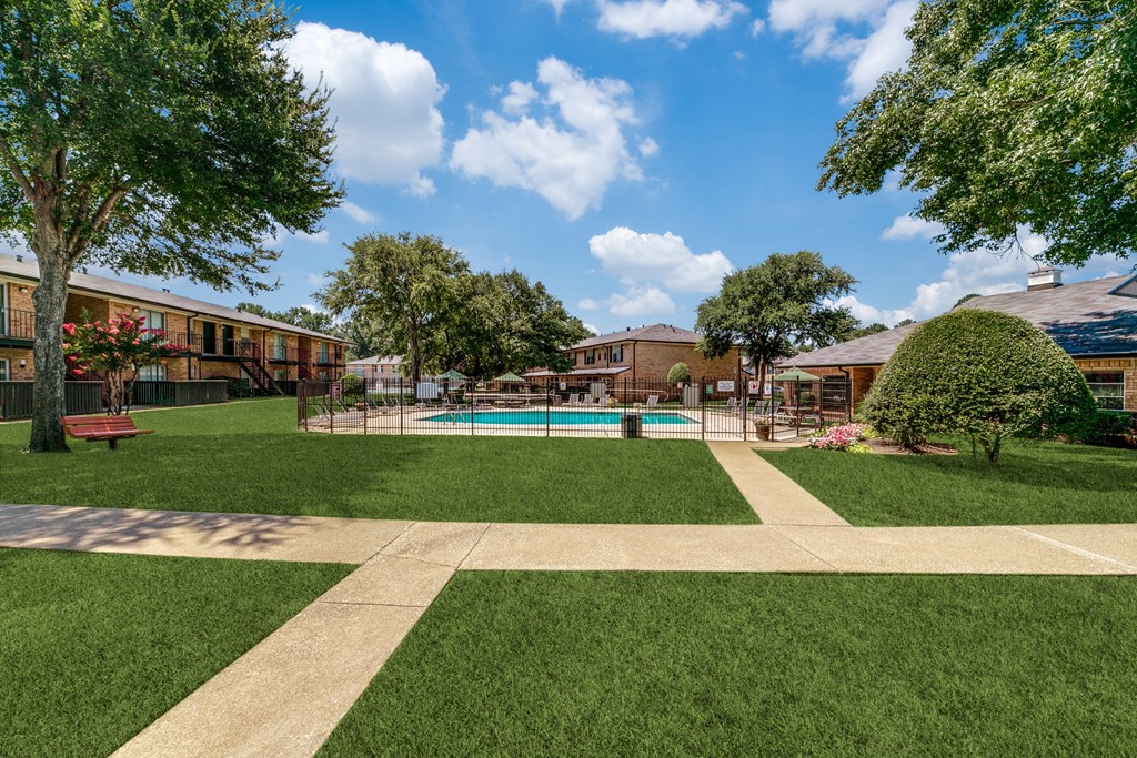 the preserve at ballantyne commons yard and swimming pool