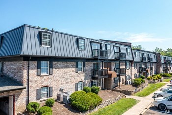 Exterior of apartment complex with clear sky. - Photo Gallery 10