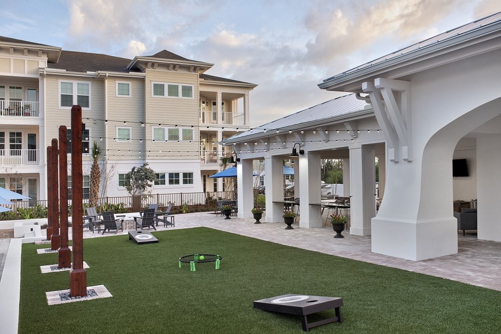 a view of the courtyard at the enclave at woodbridge apartments in sugar land, tx