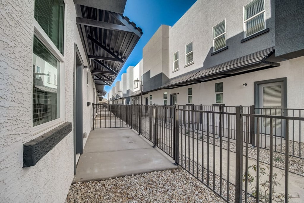 the preserve at ballantyne commons walkway to apartment buildings