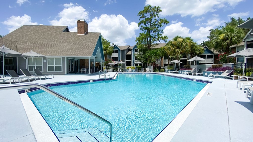 Twelve Oaks Sparking Pool