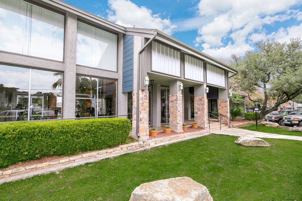 additional photo for property listing at chic digs with room to stretch out in the village 22 car