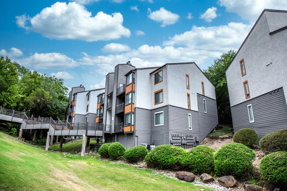 additional photo for property listing at chic digs with room to stretch out in the village 22 car