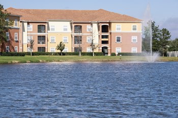 Rapallo exterior photo of the building by the lake. - Photo Gallery 3