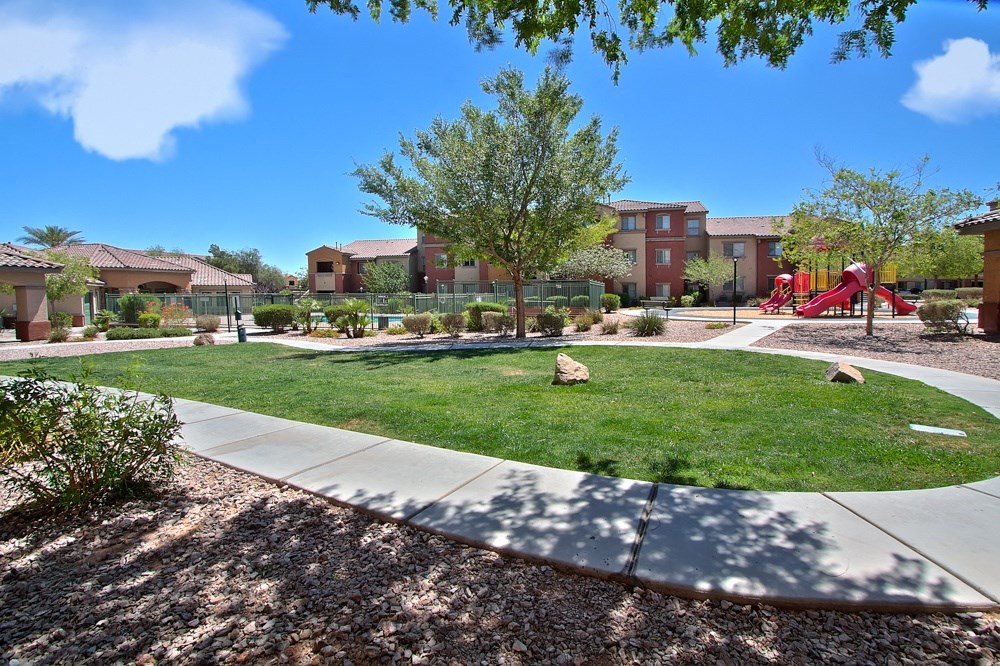 the preserve at ballantyne commons apartments courtyard and playground