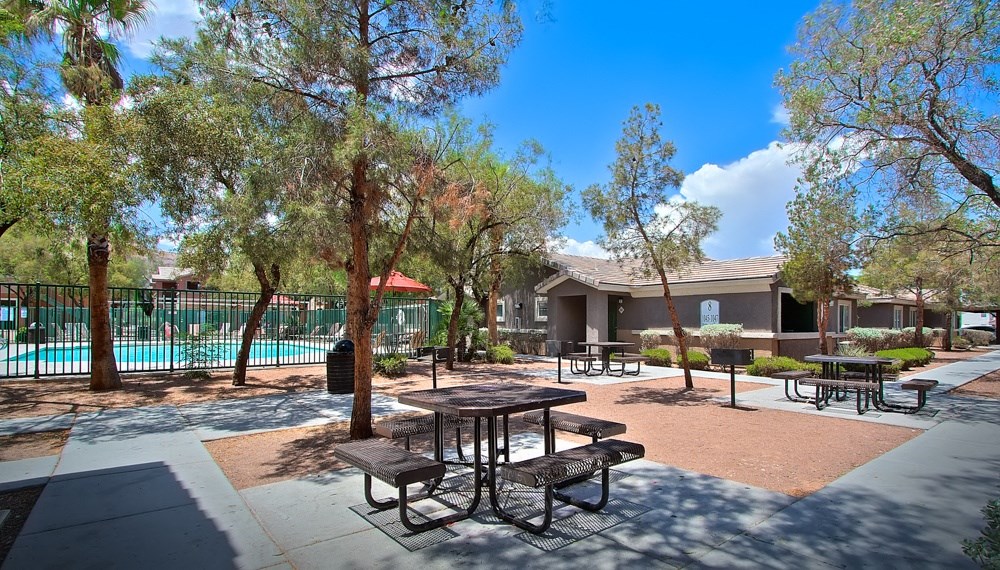 the preserve at ballantyne commons courtyard with picnic tables and a pool