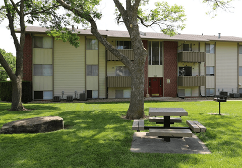 Cherokee Village Apartments Exterior Picnic 3