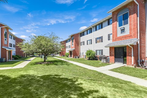 Green Lawn Area at Country Wood Apartment Homes, Illinois, 60563