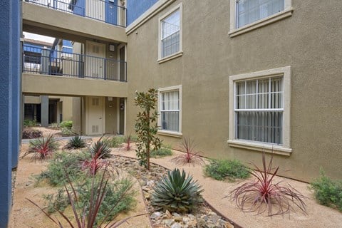 Exterior courtyard at Overlook at Anaheim Hills Apartments, Anaheim Hills, 92808