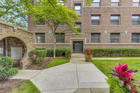 Residential Courtyard at Scotland Yard Apartments, Chicago, IL