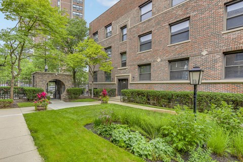 Lush Green Lawn at Scotland Yard Apartments, Chicago, IL, 60613
