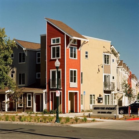 A row of apartment buildings with a sign that says "Arbor Pointe Apartments.".