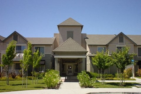 A large building with a courtyard in front of it.
