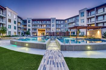 Ozone-filtered pool with recessed alcove seating