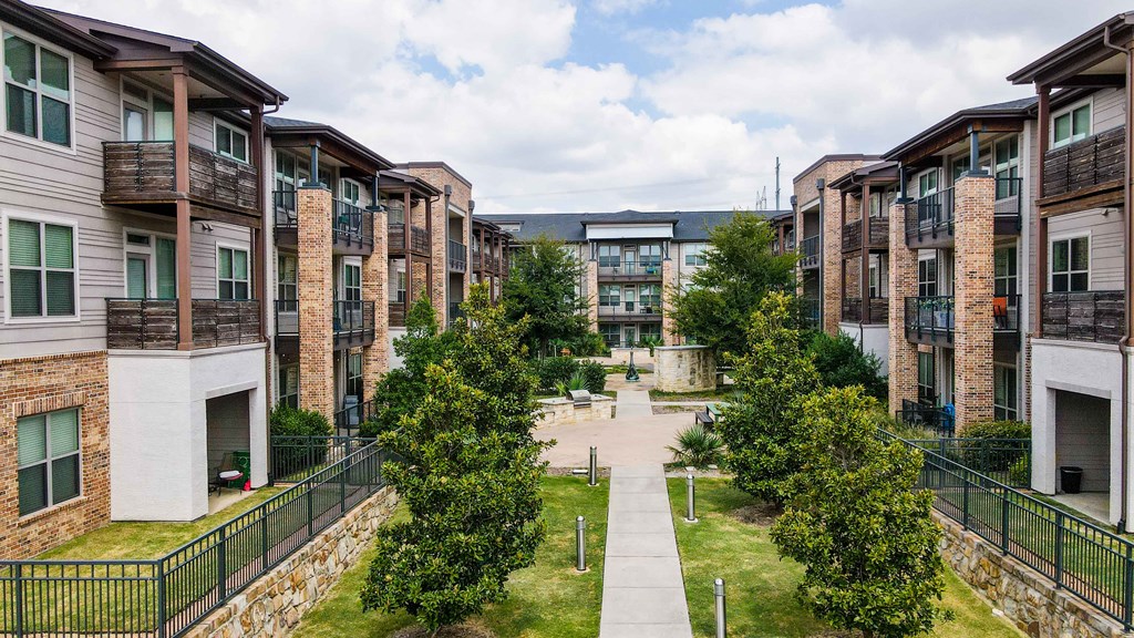 Savannah Square Architecture