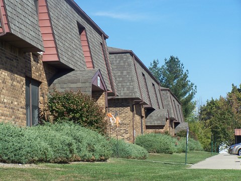 Exterior view of Carriage Place Apartments in Huntington, Indiana.