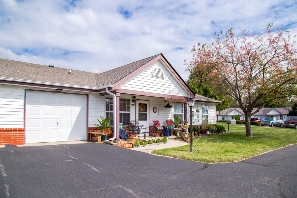 first floor apartment with driveway