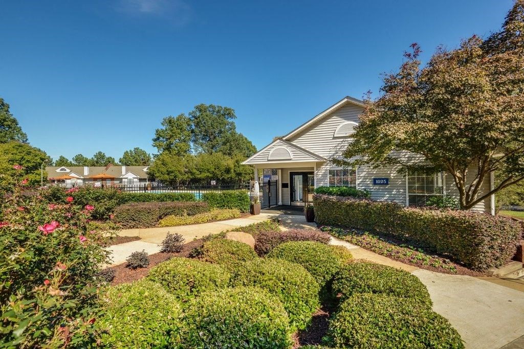 Courtyard Garden at The Summit at Avent Ferry, Raleigh, NC