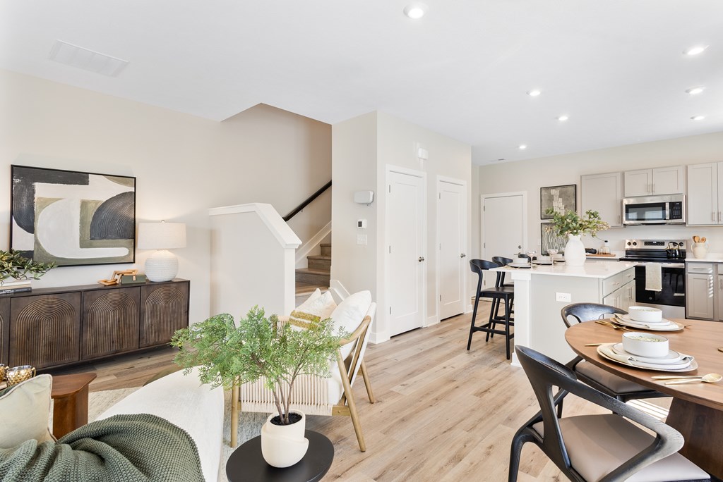 Dining And Living Area at Mural Lewis Center, Ohio, 43035