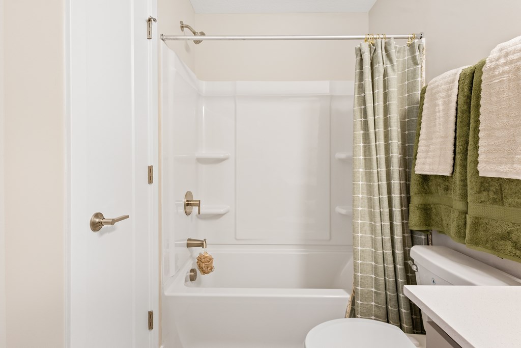 Bathroom With Bathtub at Mural Lewis Center, Ohio, 43035