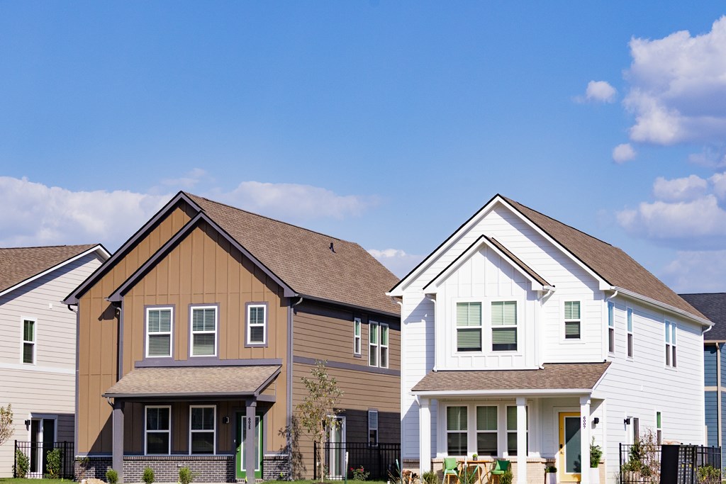 Houses Exterior View at Mural Lewis Center, Lewis Center, Ohio