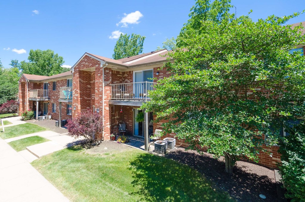 Courtyard With Green Space at Bradford Ridge Apartments, Bloomington