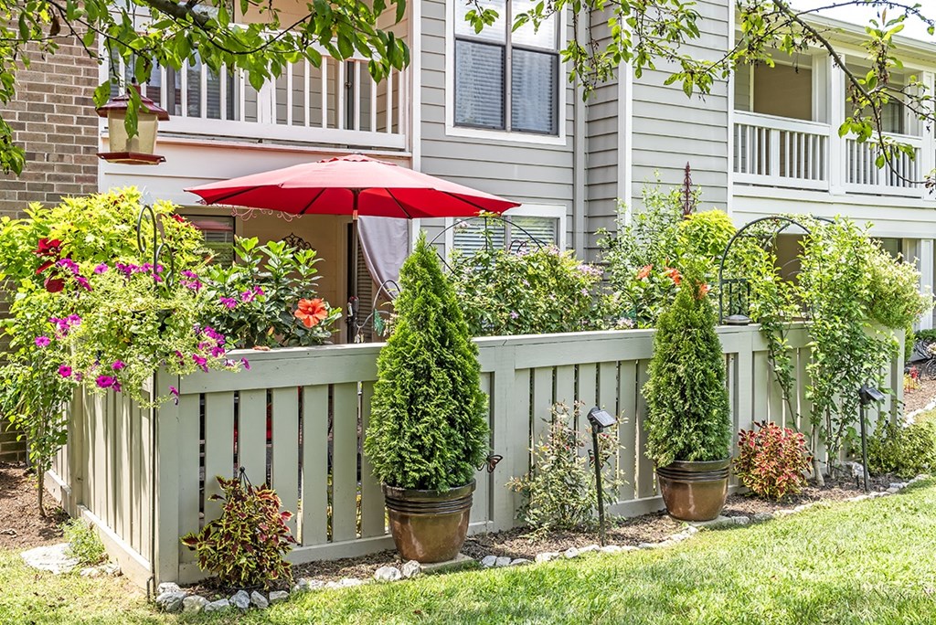 Courtyard With Green Space at Canter Chase Apartments, Louisville, KY