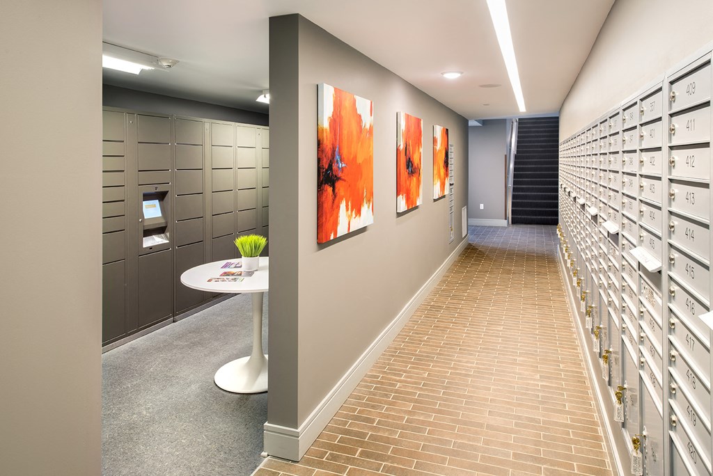 Luxor Package Locker at Union Berkley, Missouri