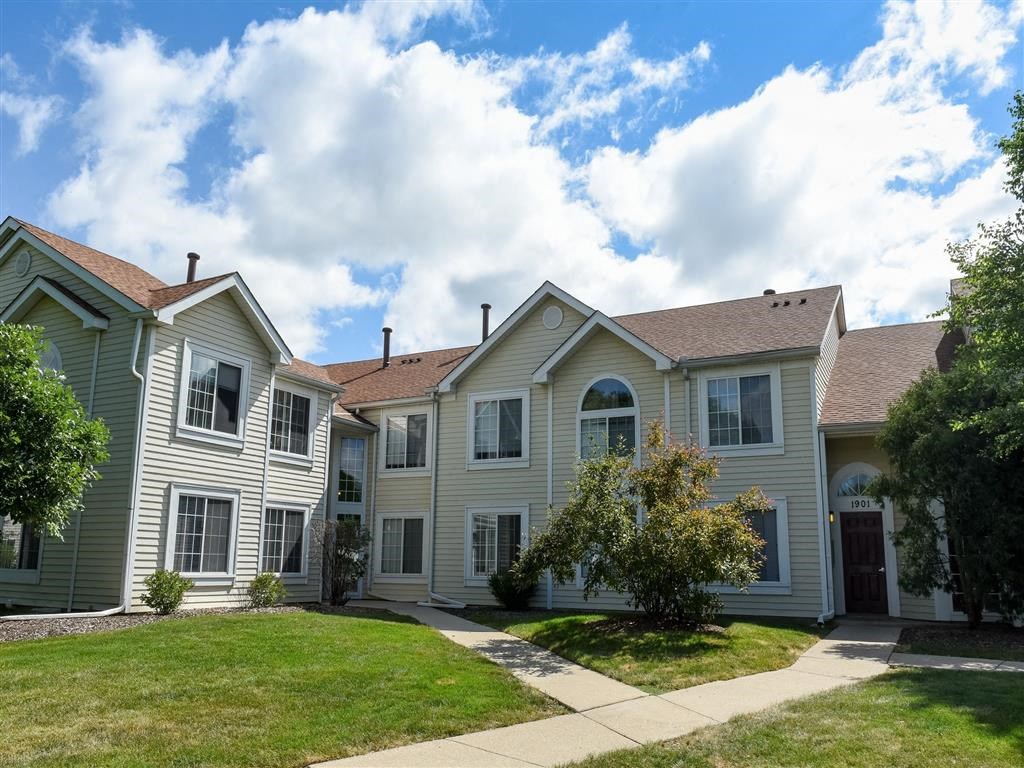 Professional landscaping at The Winds at Poplar Creek, 1900 Windsong Drive, Schaumburg