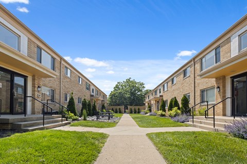 Courtyard view at Monon Court Apartments in Broad Ripple offering vintage one- and two-bedroom apartments near 61st Street and Compton.