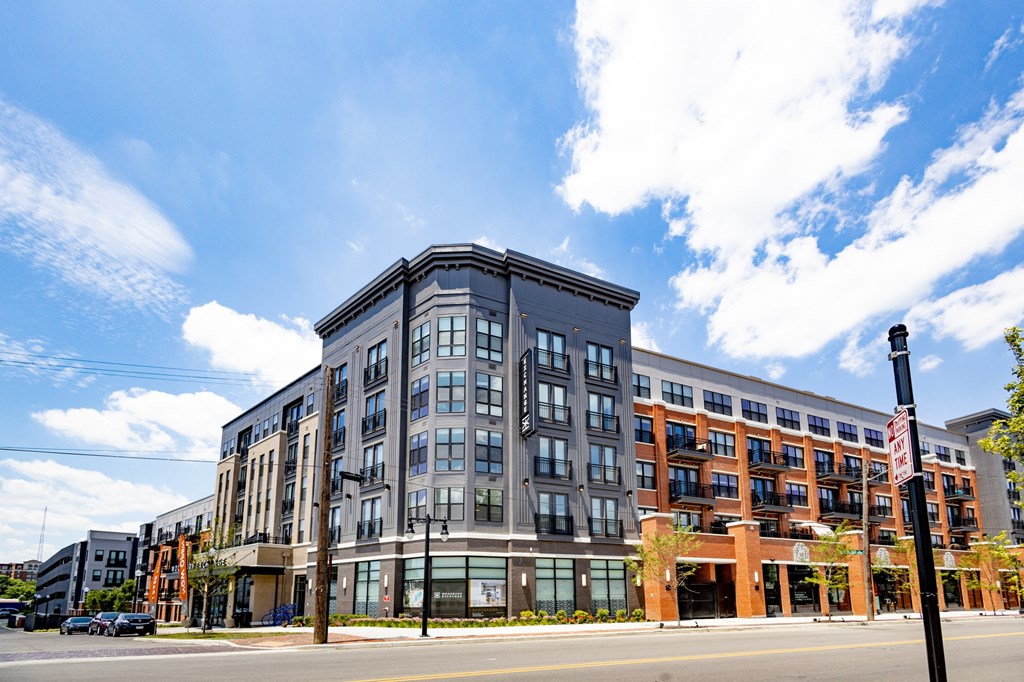 a large building on a city street