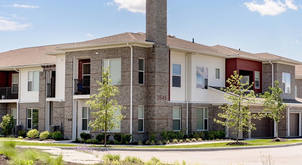 Exterior building at Echo Park at Perry Crossing Apartments, Plainfield