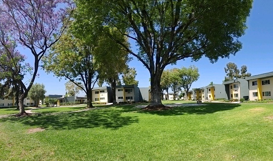 Courtyard with grass Courtyard with grass at CAMERON PARK Apartments, California, 91790