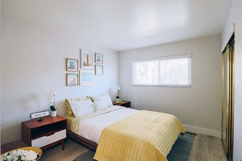 Bedroom with a window - Photo Gallery 3