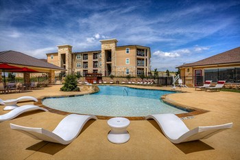 Pool with lounge chairs - Photo Gallery 4