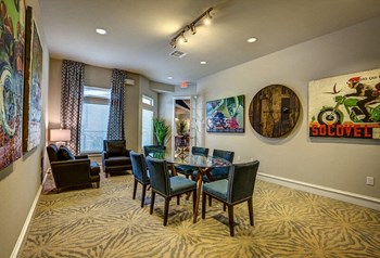Large table and chair with wall art - Photo Gallery 6