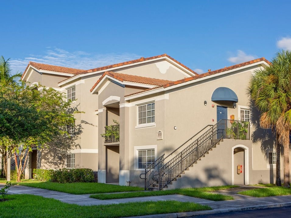 Exterior building view with grass at Banyan Pointe, Florida