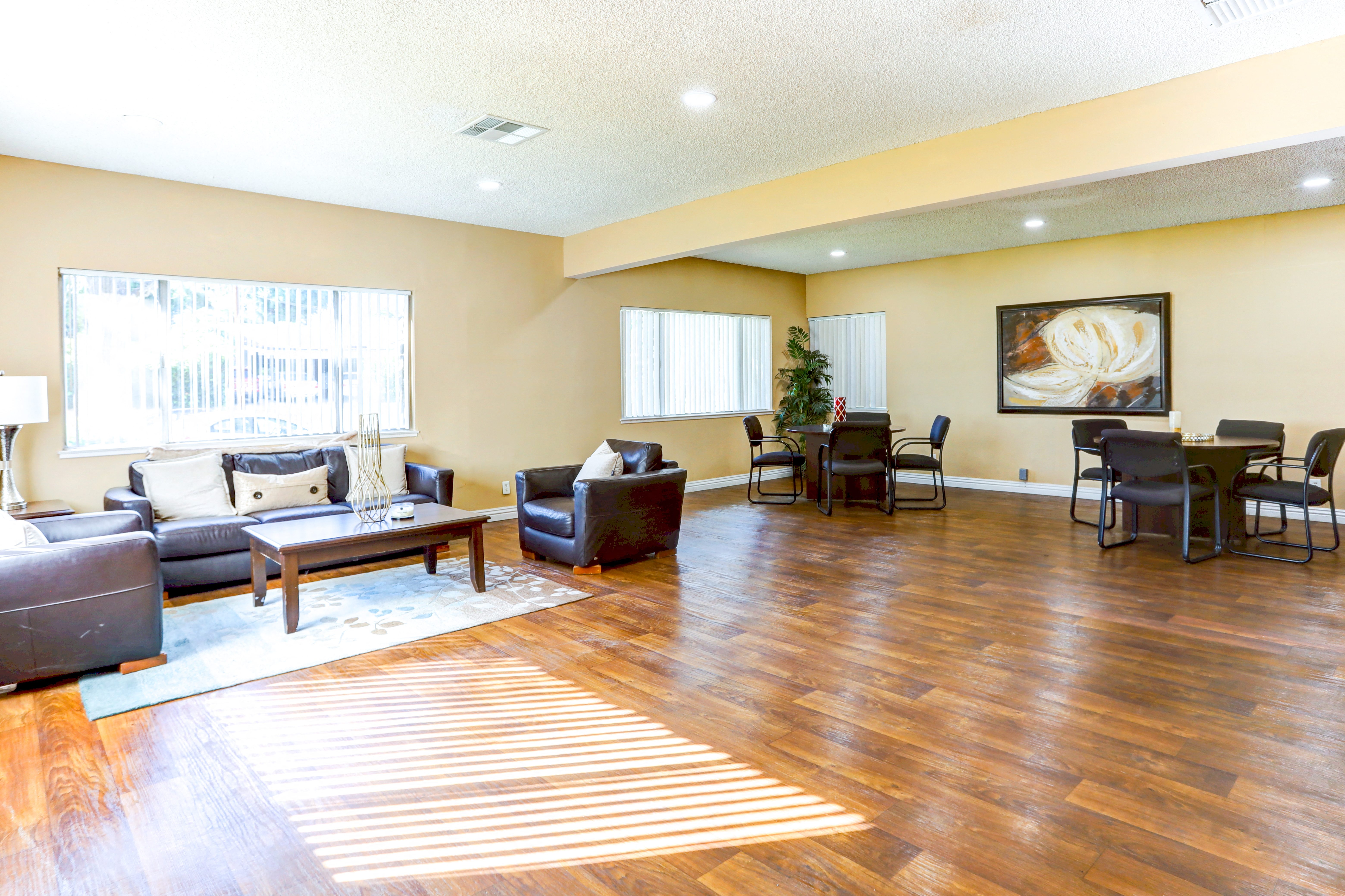 Reseda Village Green is a similar property to Reseda Continental Apartments located in Reseda