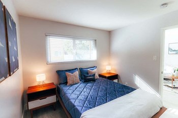 Bedroom with a window - Photo Gallery 6
