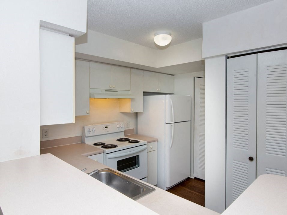 Kitchen with appliances at Banyan Pointe, Coconut Creek, FL 33073