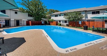 Pool with seating near building - Photo Gallery 6