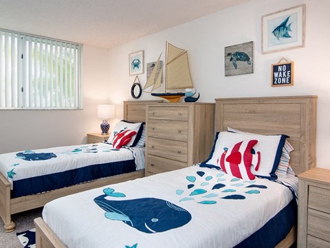 Bedroom with twin beds and window at Aqua 2800, Oakland Park, FL 33309