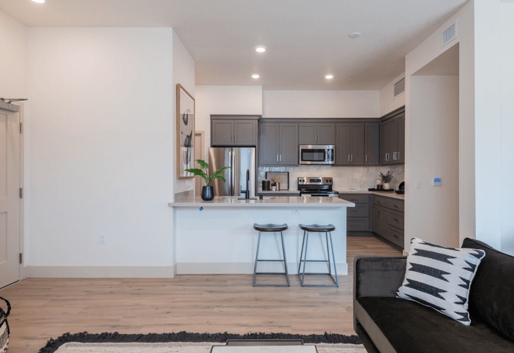 Kitchen bar top and high ceilings